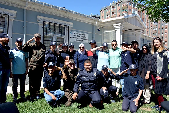 Diyarbakır'da engelli gençler bir günlüğüne özel harekat polisi oldu